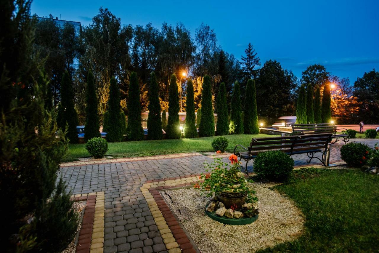 Курортний Готель Золота Корона Truskavets Ngoại thất bức ảnh