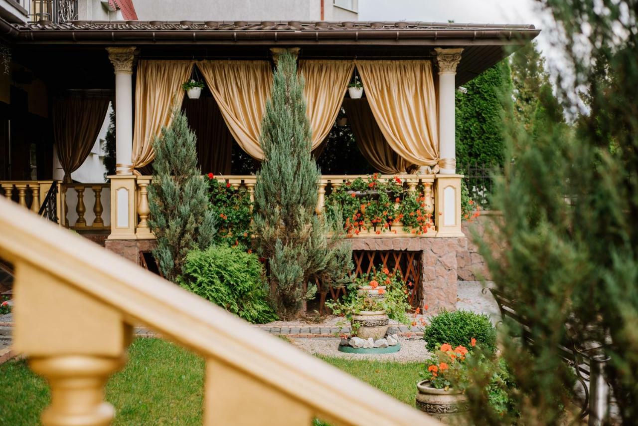 Курортний Готель Золота Корона Truskavets Ngoại thất bức ảnh